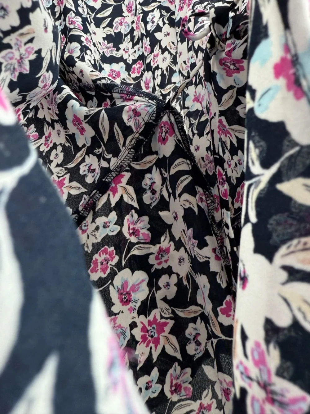 Banana Republic Short-Sleeve Cardigan with Pink and White Flowers Floral tie up - Picture 4 of 9